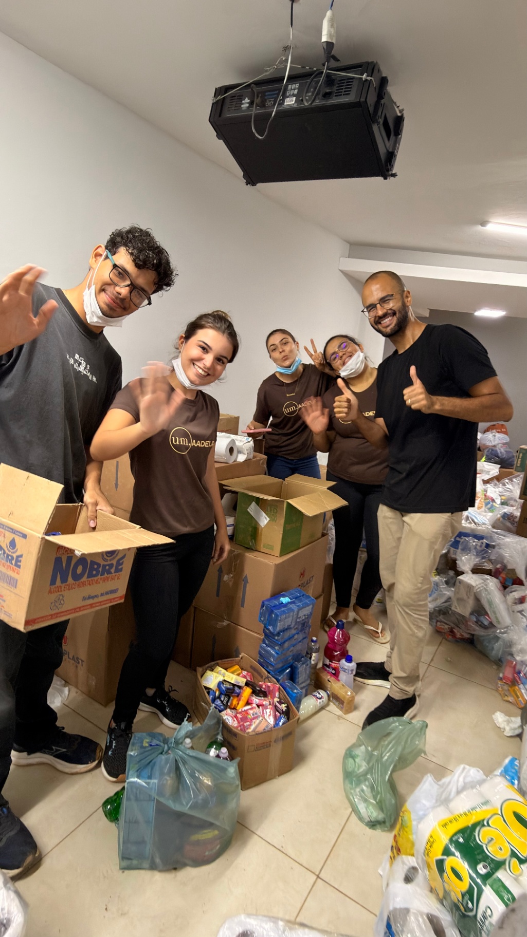 Jovens da UMAADEUR organizando doações recebidas