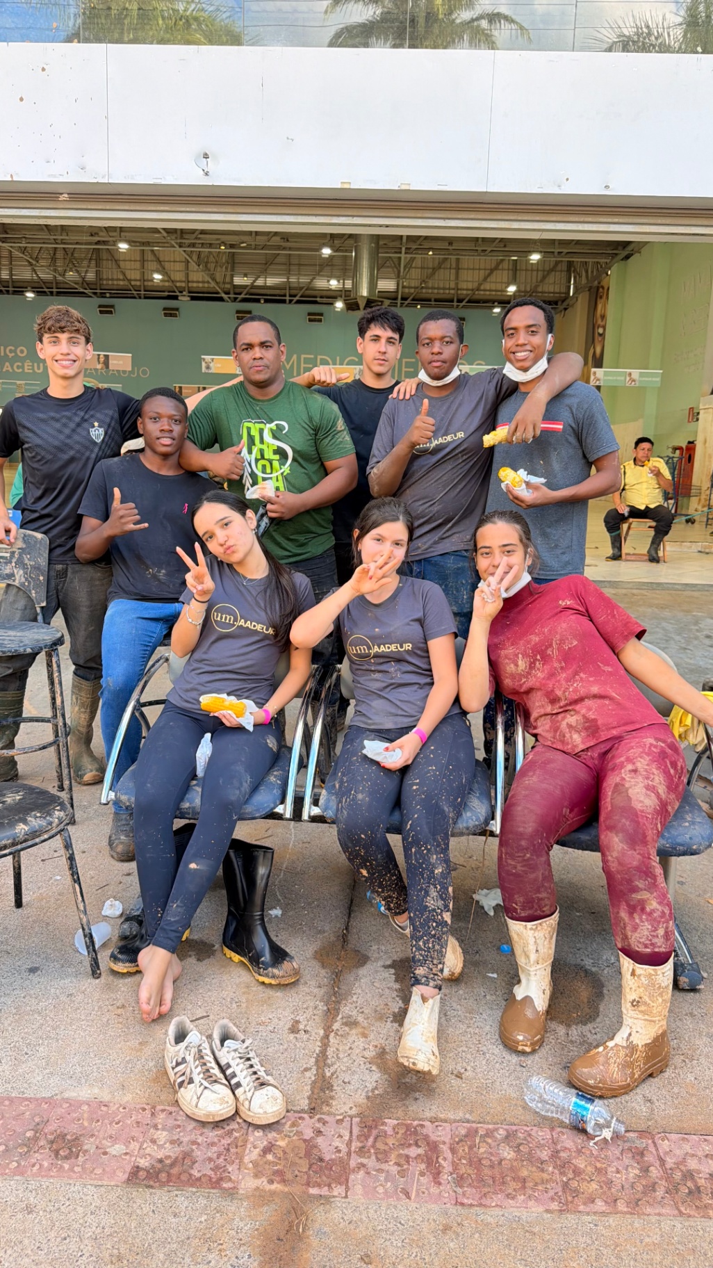 Grupo de jovens da UMAADEUR juntos após o dia de serviço na enchente