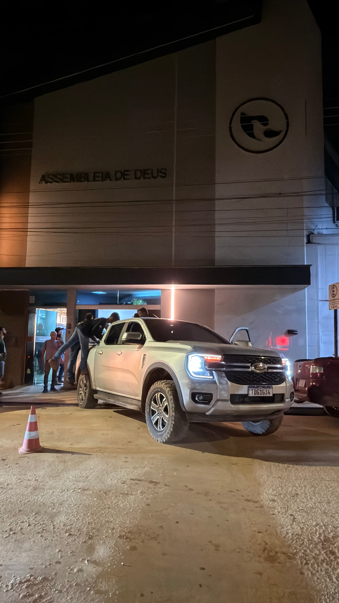 Mobilização noturna em frente à Assembleia de Deus de Ubá