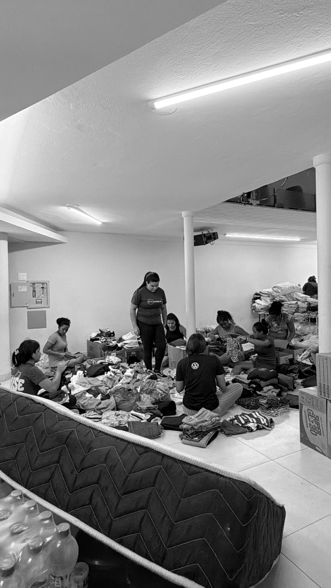 Voluntárias da UMAADEUR organizando doações de roupa