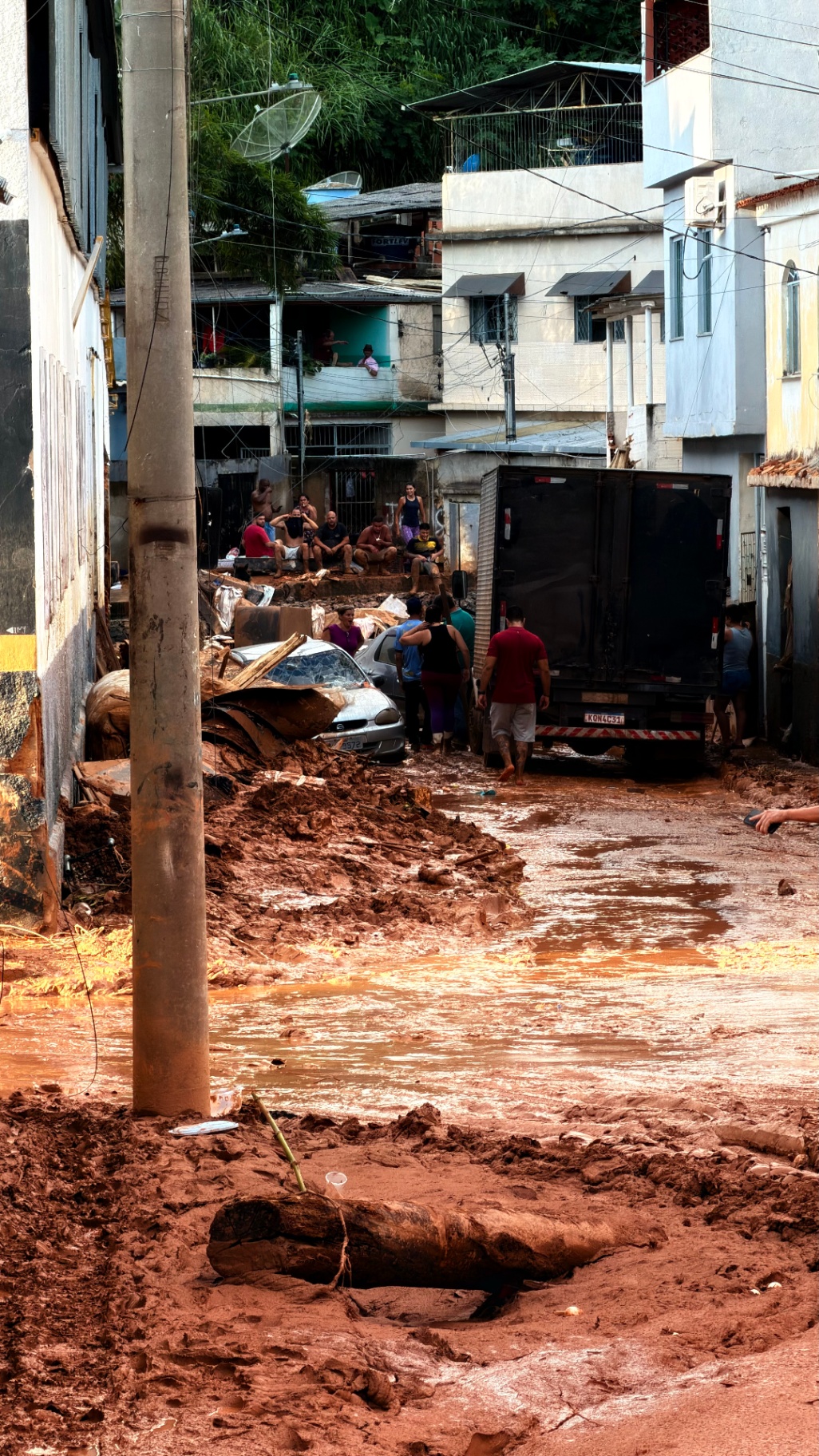 Ruas de Ubá tomadas pela lama após a enchente
