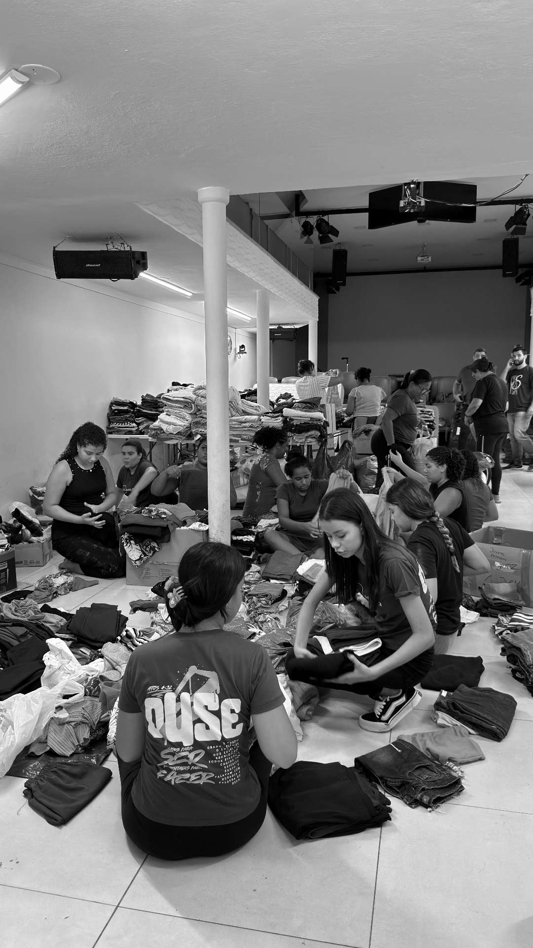 Grupo de jovens separando roupas doadas