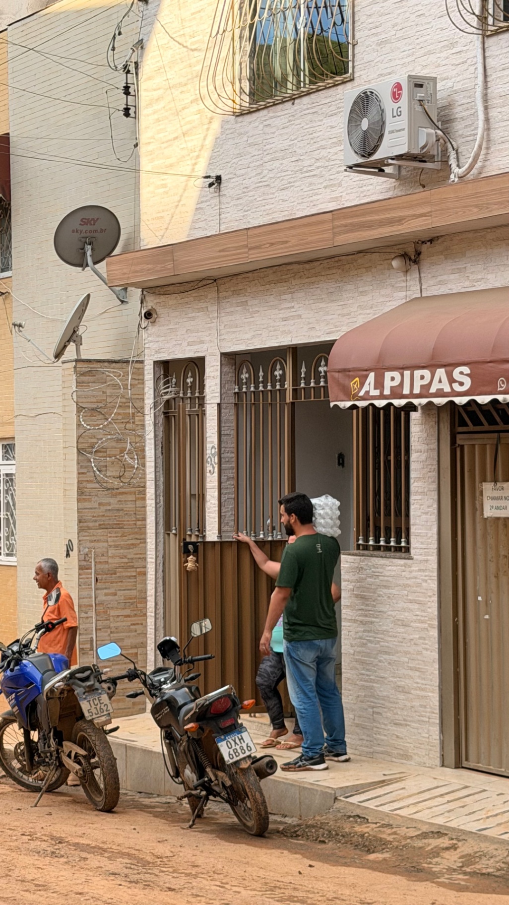 Jovem entregando água e mantimentos em residência atingida