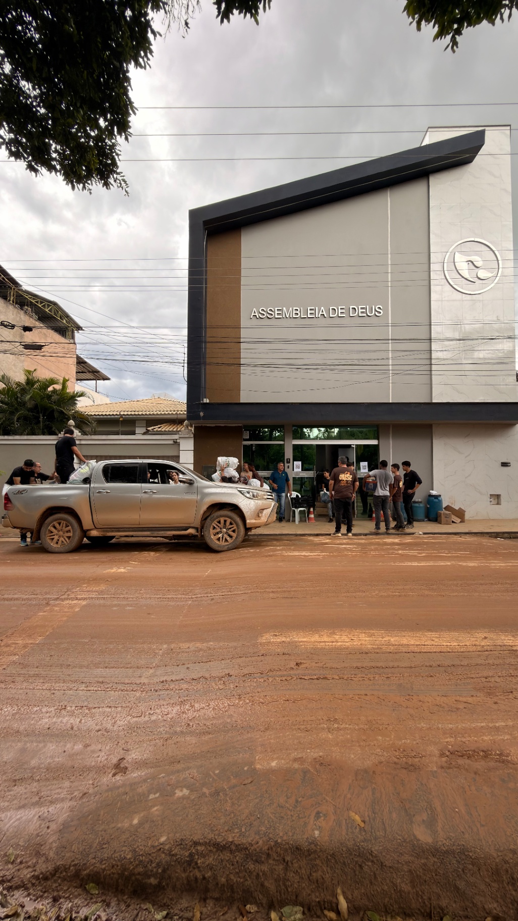 Caminhonete descarregando doações na Assembleia de Deus