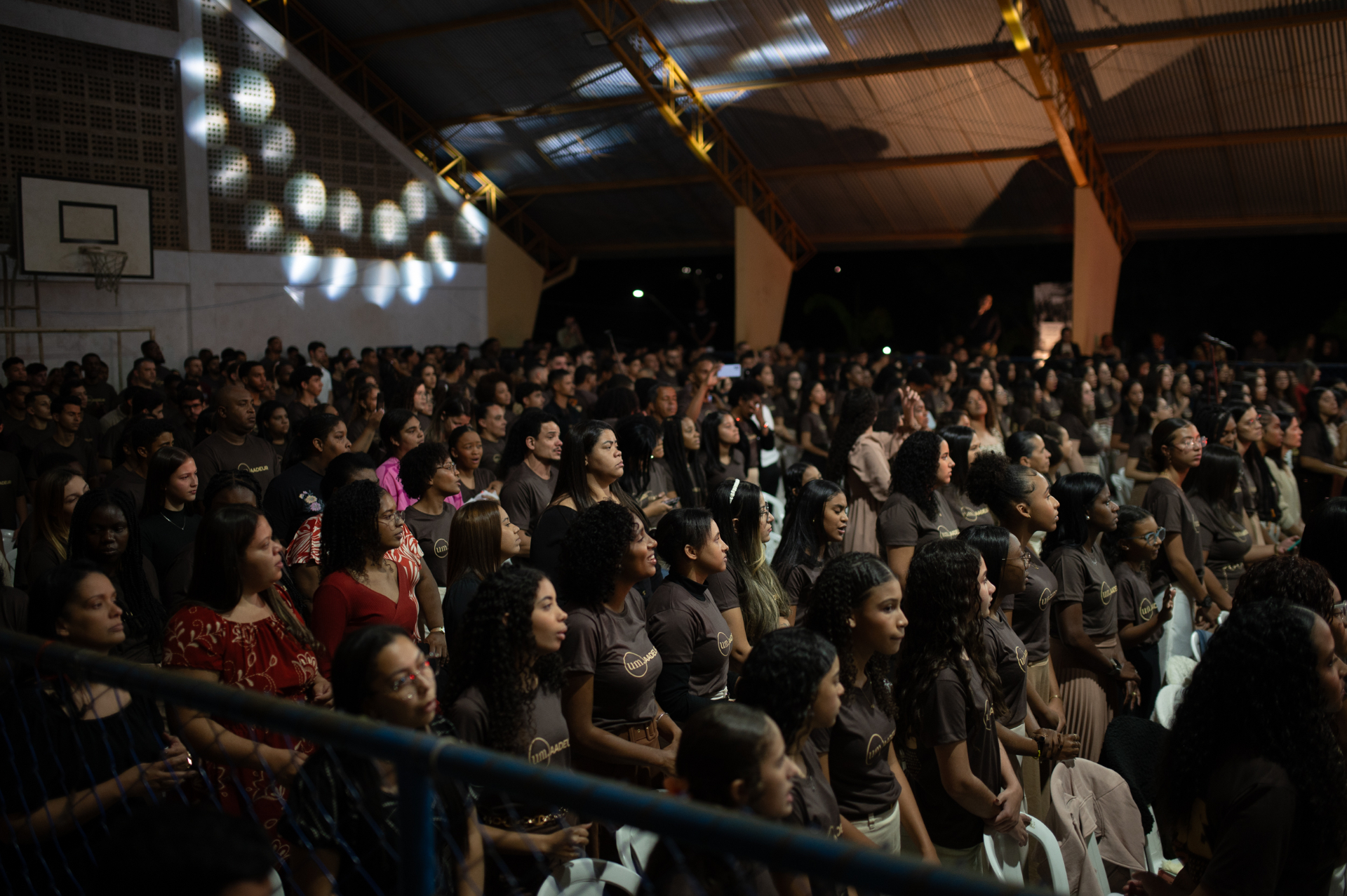 Público do Congresso UMAADEUR em momento de adoração e comunhão